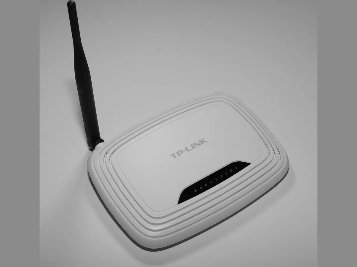 Box Internet Wi-Fi blanche avec antenne et voyants en façade