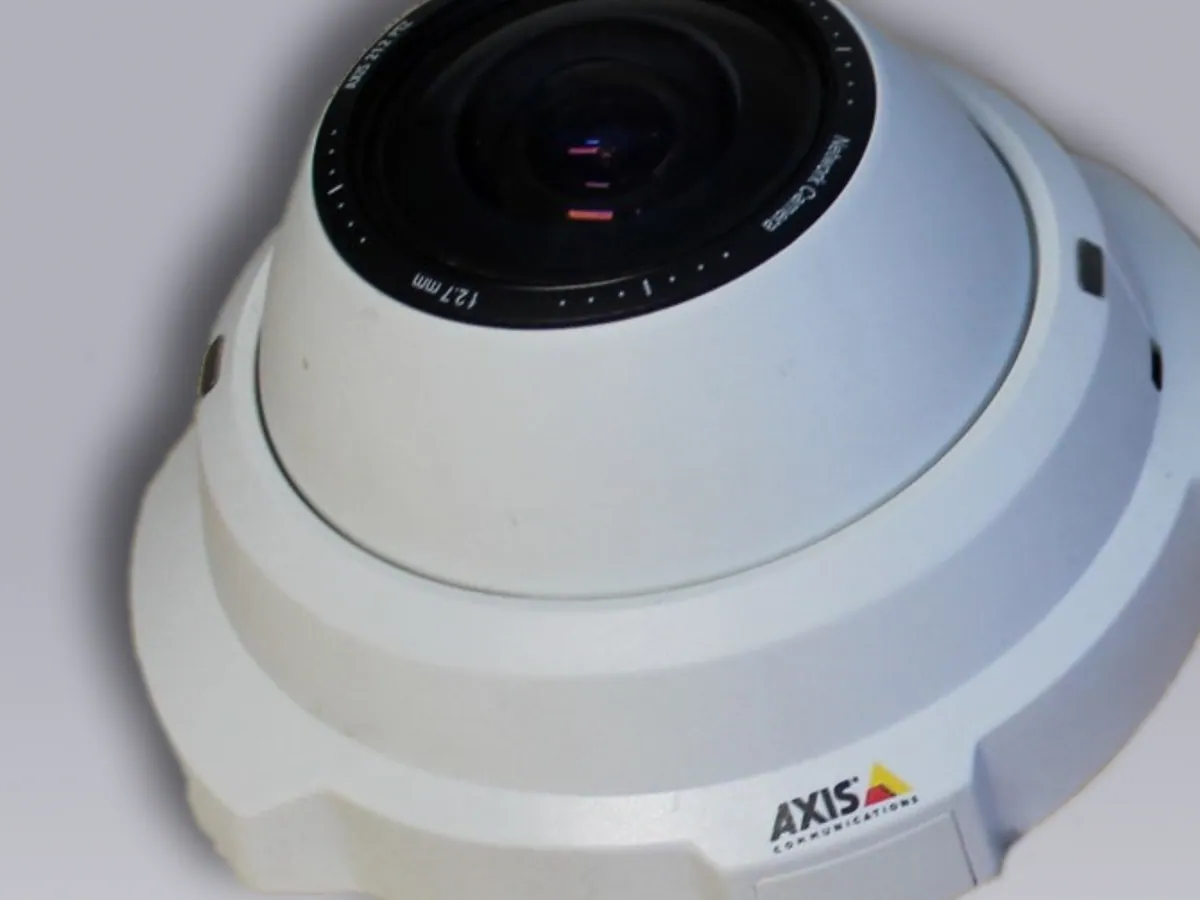 Caméra IP dôme blanche de vidéosurveillance sur fond clair
