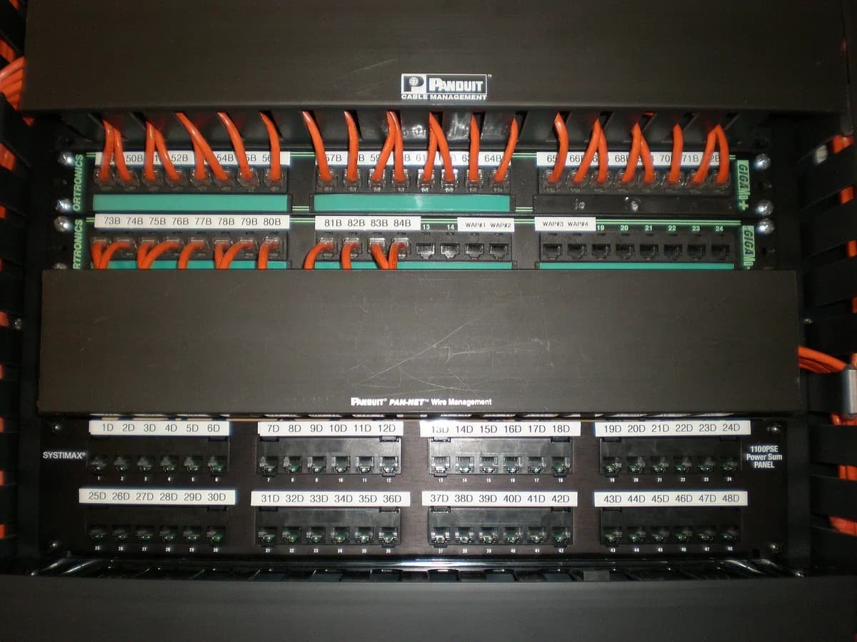 Panneau de brassage RJ45 avec guides et câbles orange