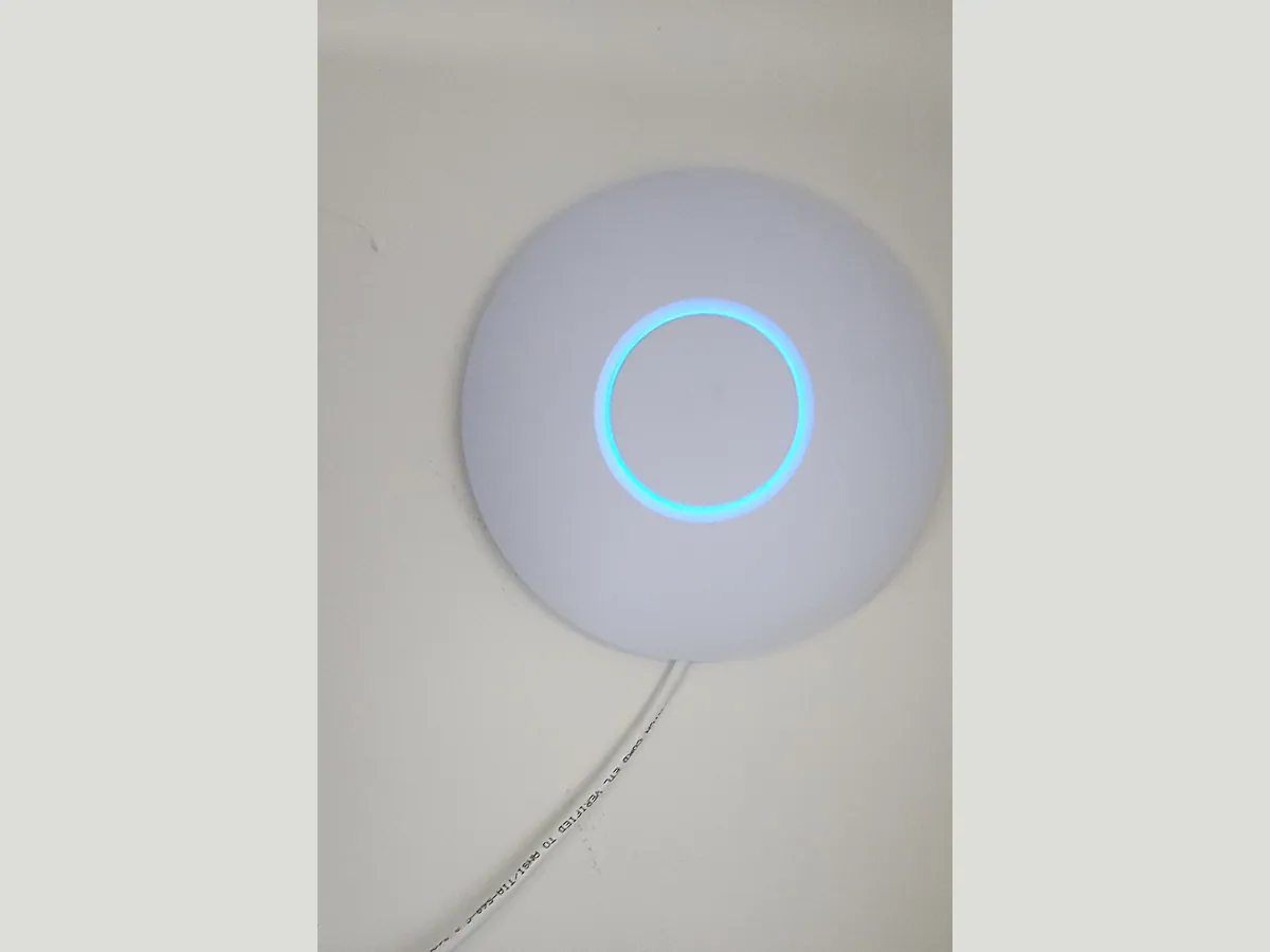 Point d’accès Wi-Fi rond blanc fixé au mur avec anneau lumineux