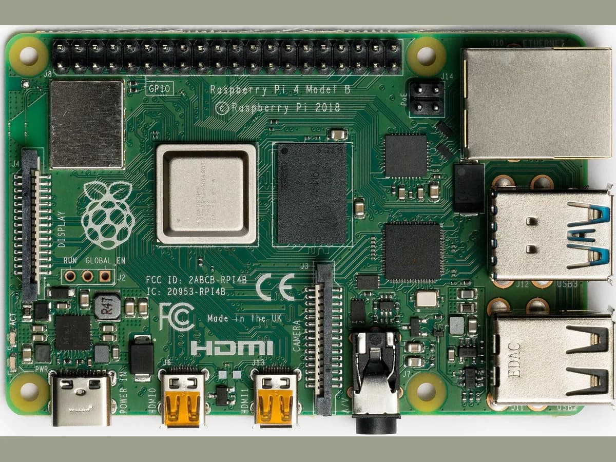 Carte Raspberry Pi verte avec ports visibles