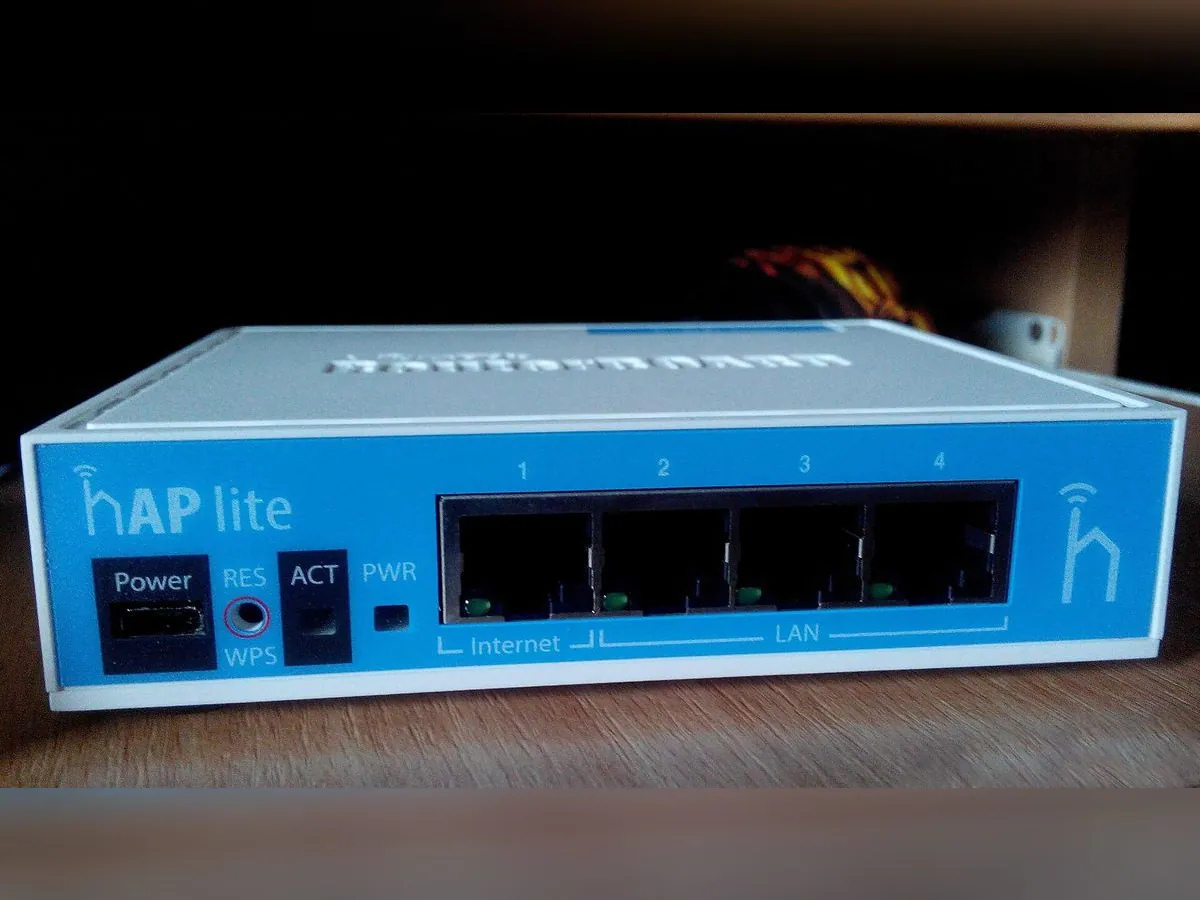 Petit routeur Ethernet bleu et blanc avec quatre ports RJ45