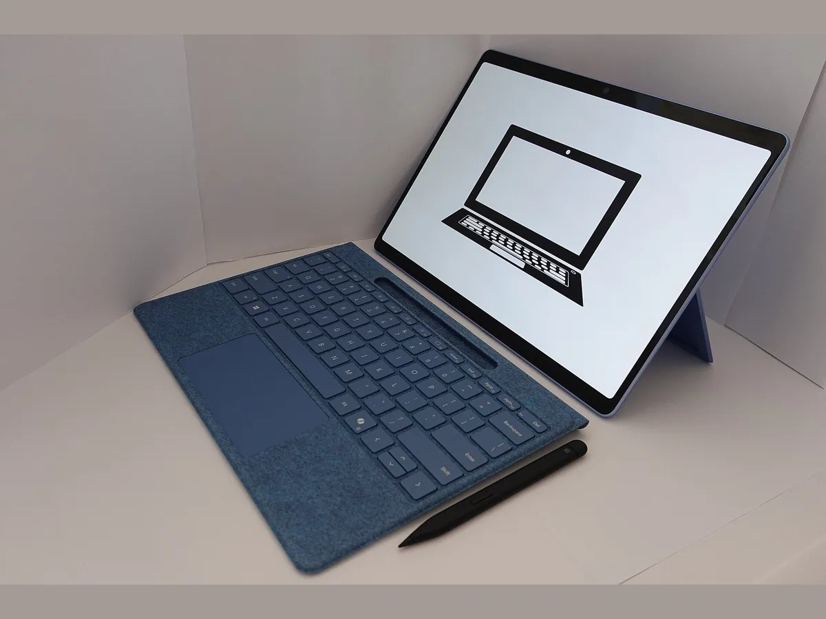Tablette tactile noire avec clavier sur fond clair