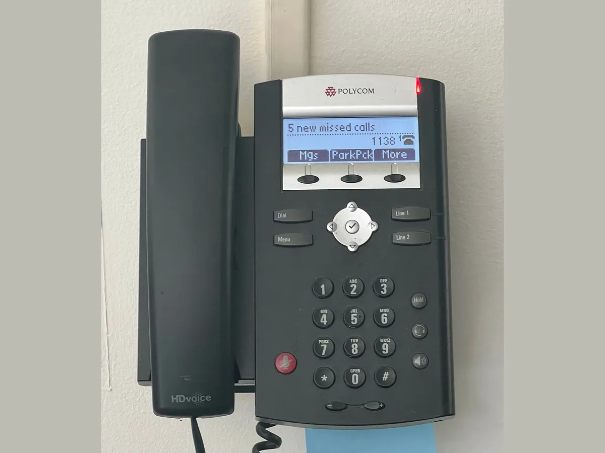Téléphone IP de bureau noir avec écran et combiné